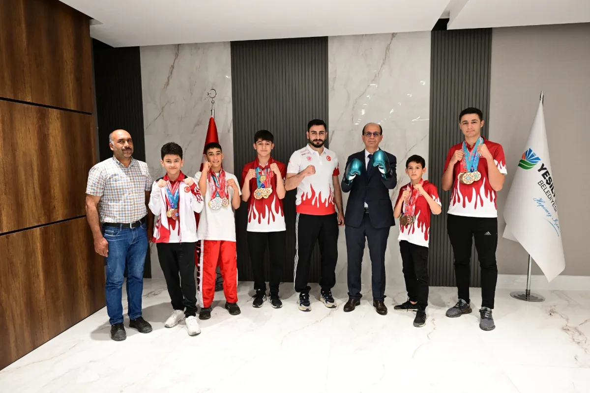 BAŞKAN GEÇİT, YEŞİLYURT BELEDİYESPOR’UN ‘DÜNYA KUPASI ŞAMPİYONU’ KİCK-BOKS SPORCULARINI MAKAMINDA AĞIRLADI