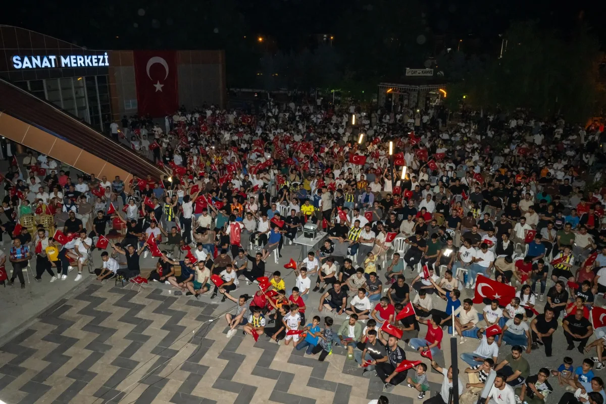 ÇEYREK FİNALİN HEYECANI SANAT SOKAĞINDA YAŞANDI