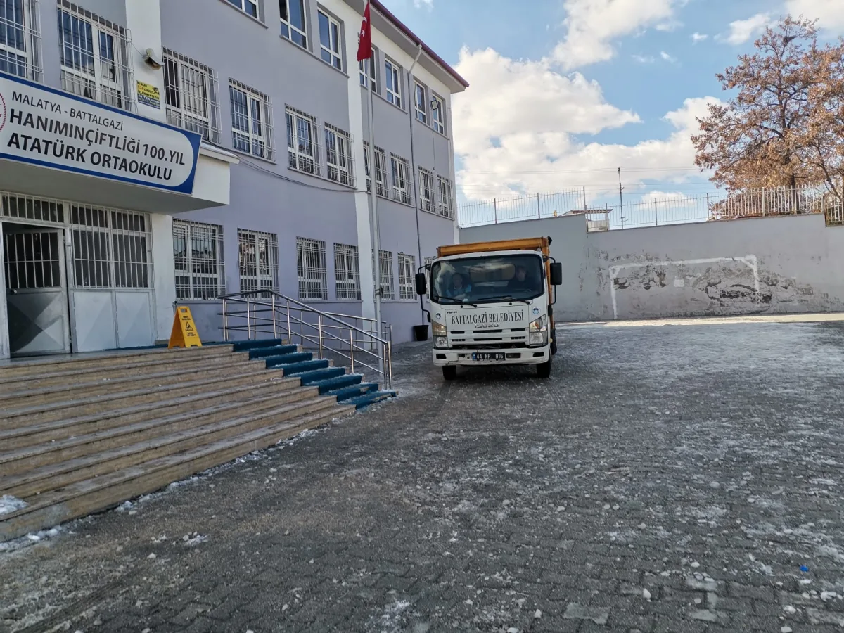 BATTALGAZİ BELEDİYESİ'NDEN OKUL BAHÇELERİNDE TUZLAMA ÇALIŞMASI