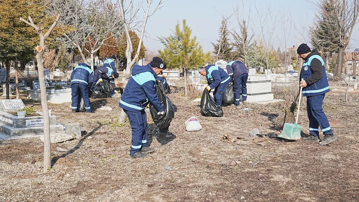 BATTALGAZİ BELEDİYESİ’NDEN MEZARLIKLARDA TEMİZLİK SEFERBERLİĞİ