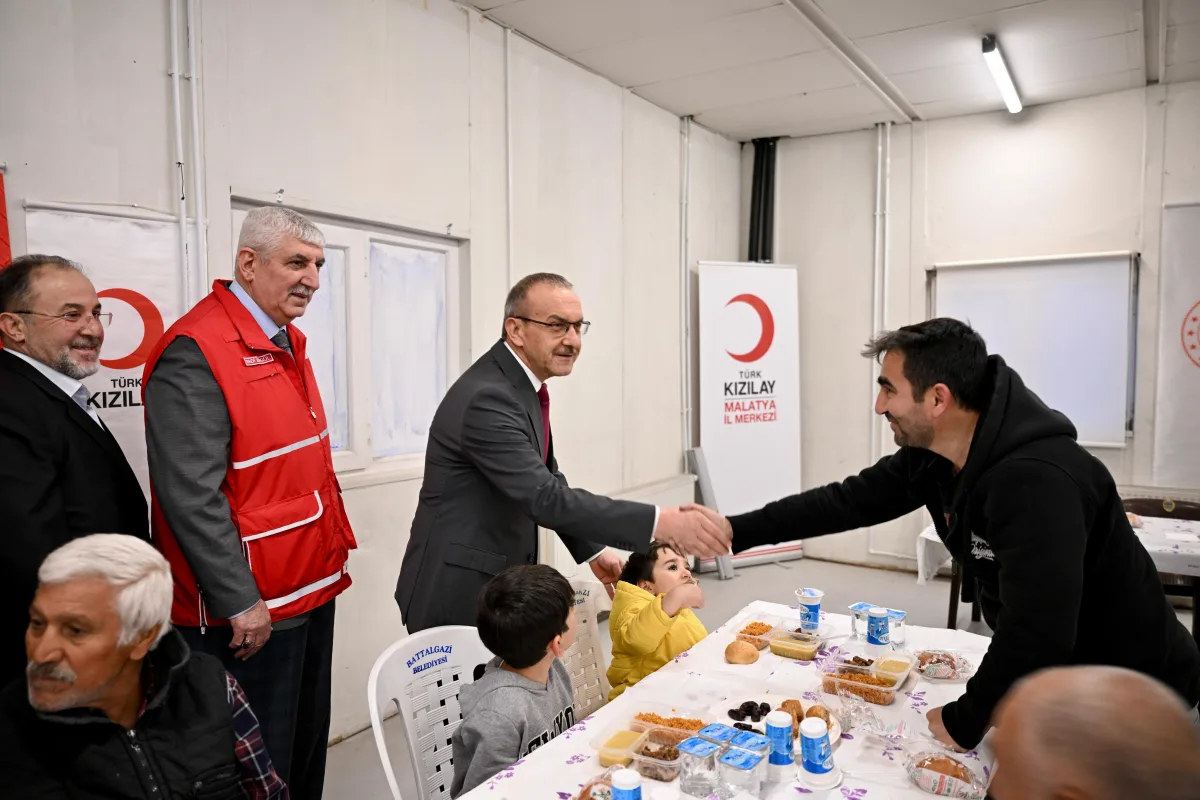 Vali Yavuz, Acıbadem Konteyner Kent’te Depremzede Vatandaşlarla İftar Programında Buluştu