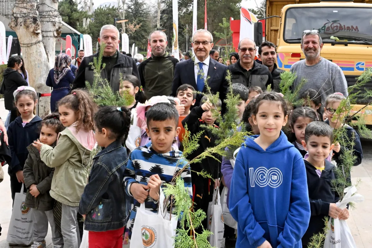    Vali Yavuz, Dünya Ormancılık Haftası Kapsamında Fidan Dağıtım Programına Katıldı