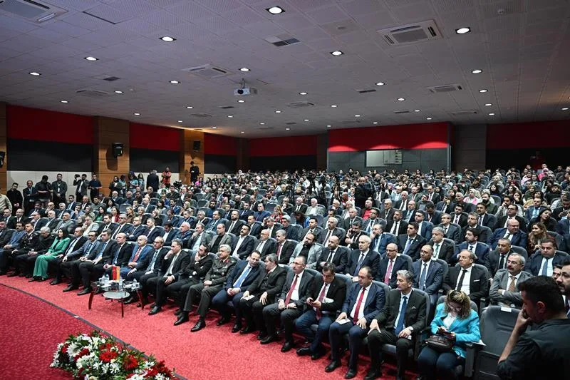 Vali Yavuz, İpekyolu Kariyer Fuarı Açılış Programına Katıldı