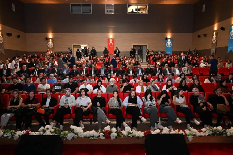 Vali Yavuz, “Türkiye'nin Siyasi ve İktisadi Dönüşümünde Özal” Konferansına Katıldı