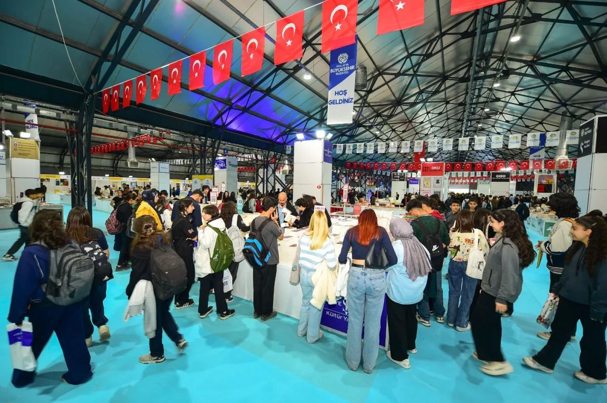 BAŞKAN ER STANTLARI ZİYARET EDEREK YAZARLARLA BİR ARAYA GELDİ