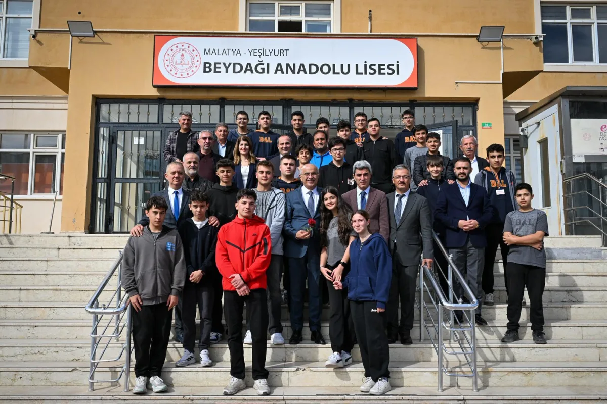 Öğrencilerle bir araya gelen Başkan Er,