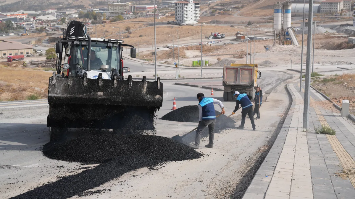 BATTALGAZİ BELEDİYESİ ÇAMURLU MAHALLESİ’NDE ASFALT YAMA ÇALIŞMASI YAPTI