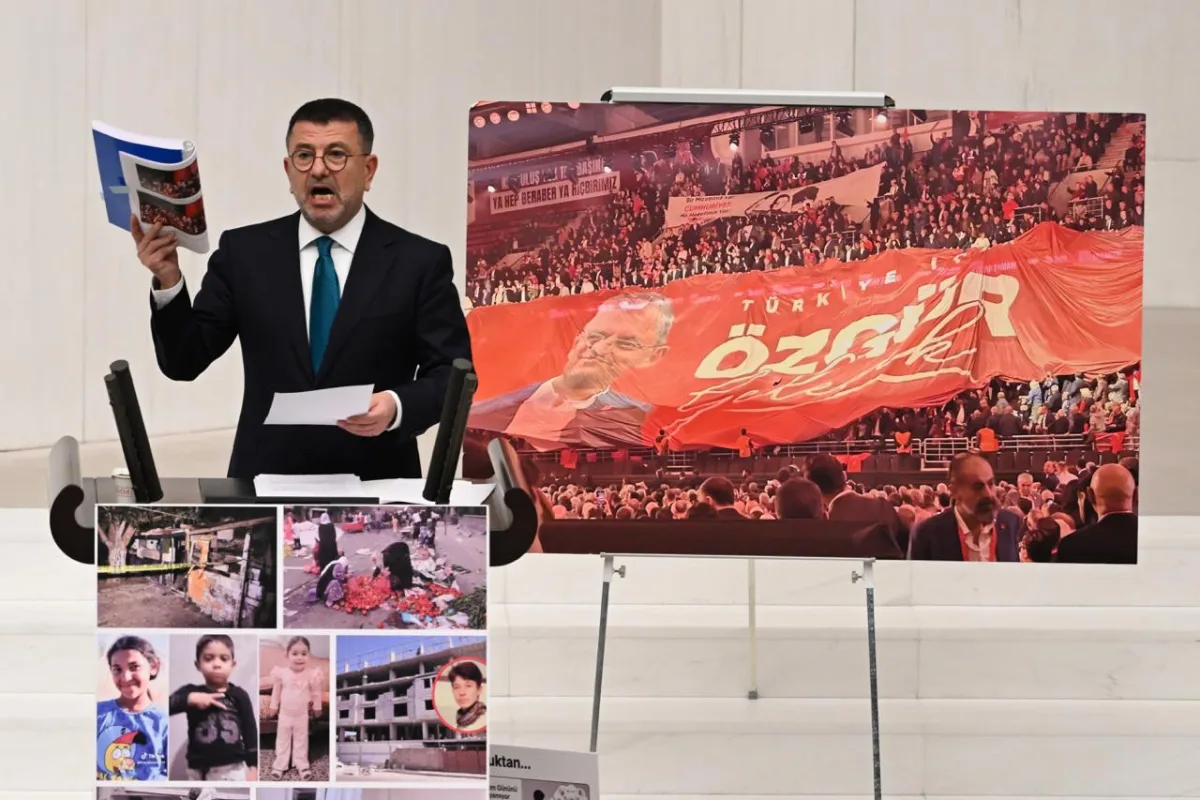 Ağbaba’dan Genel Kurul’da Dikkat Çeken Çıkış: Kürsüde “Özgür Gelecek” Pankartı