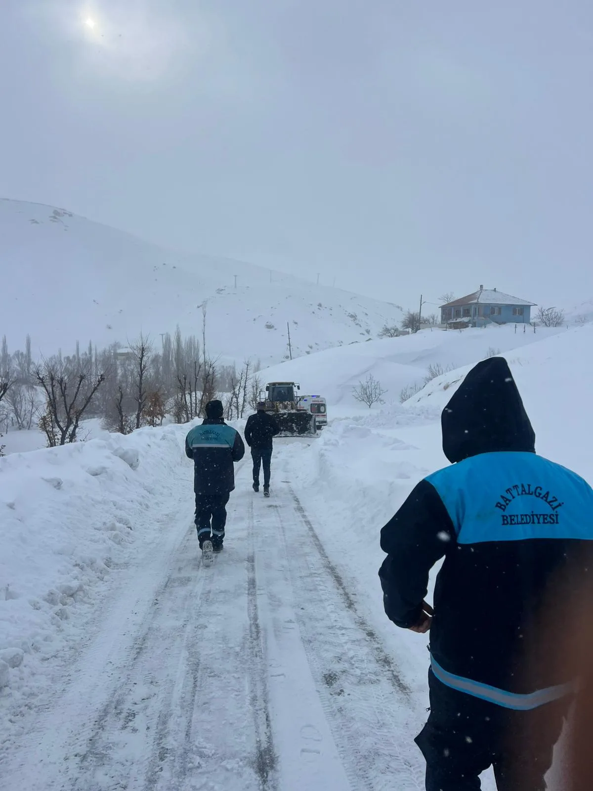 Battalgazi’de Zor Koşullarda Örnek Dayanışma: Sağlık Ekipleri İş Makinesiyle Hastaya Ulaştı