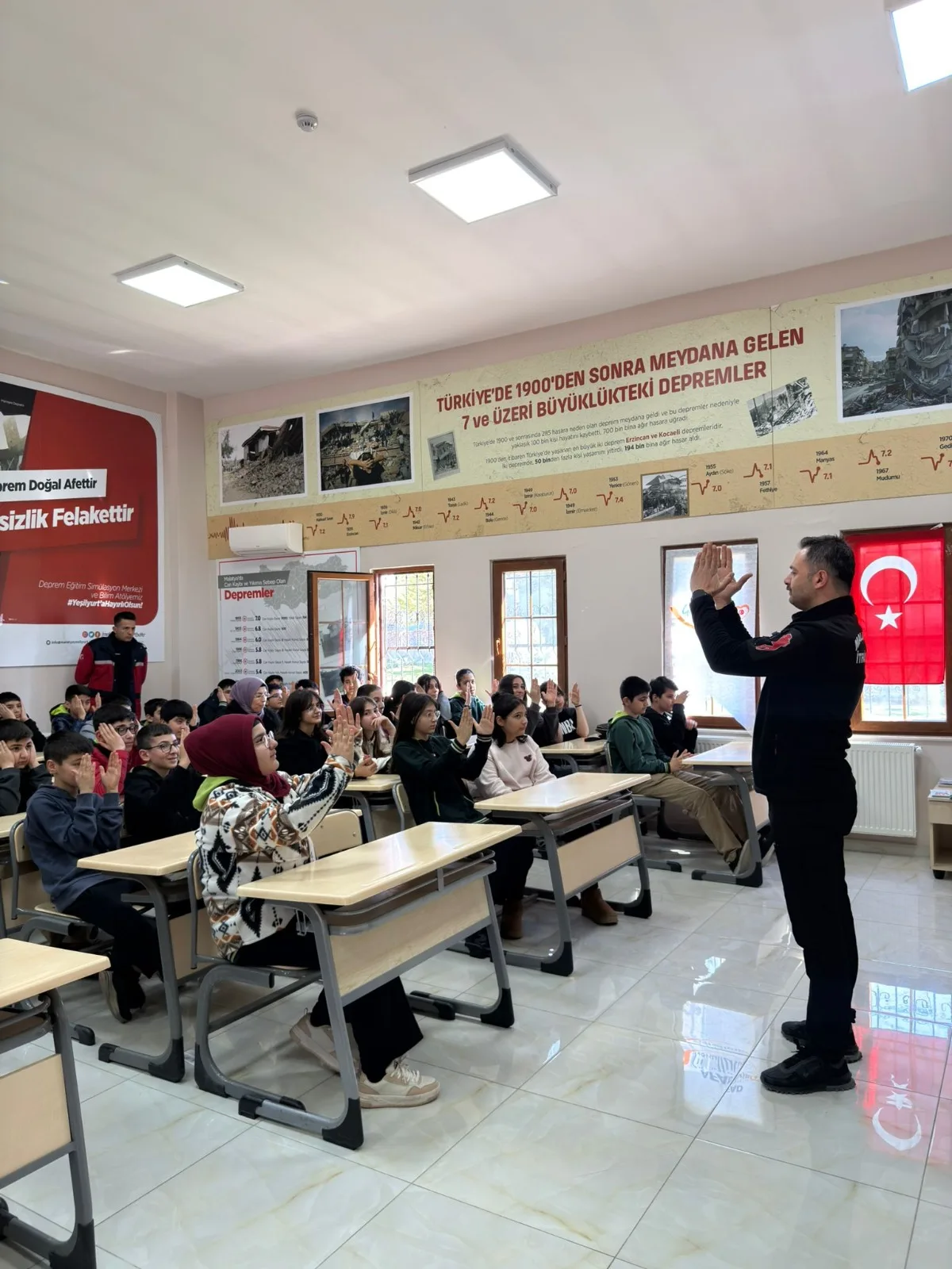 Öğrencilere Deprem ve Yangın Eğitimi Büyükşehir’den