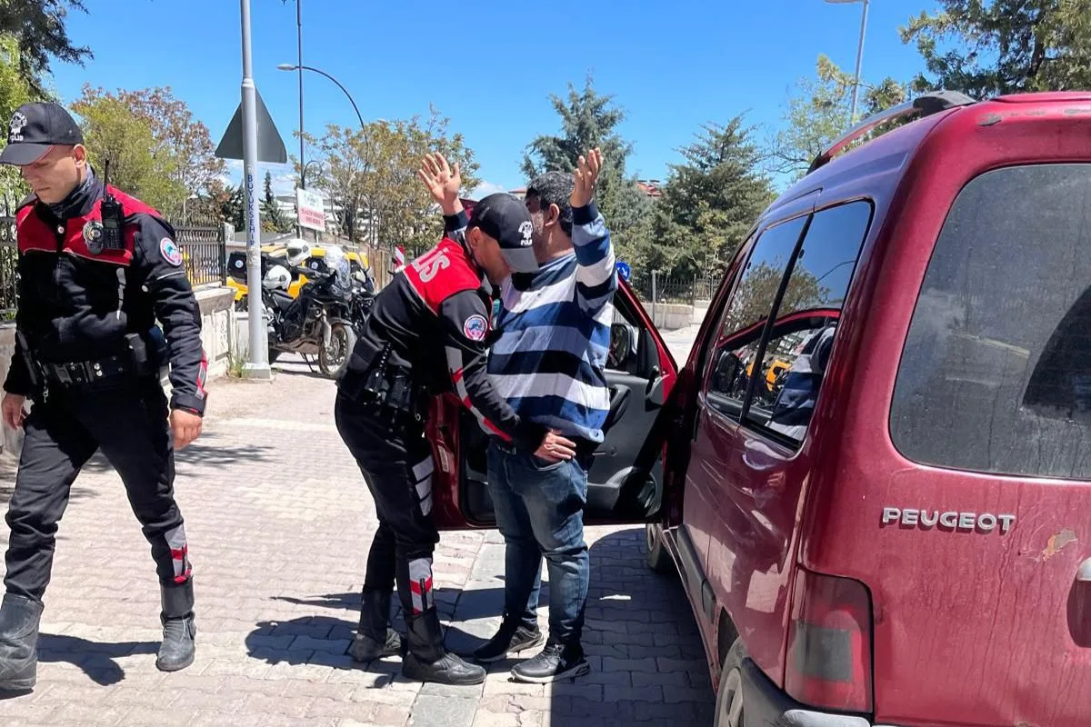 Mezarlık Çevrelerinde Sıkı Denetim: 77 Şahıs Sorgulandı.
