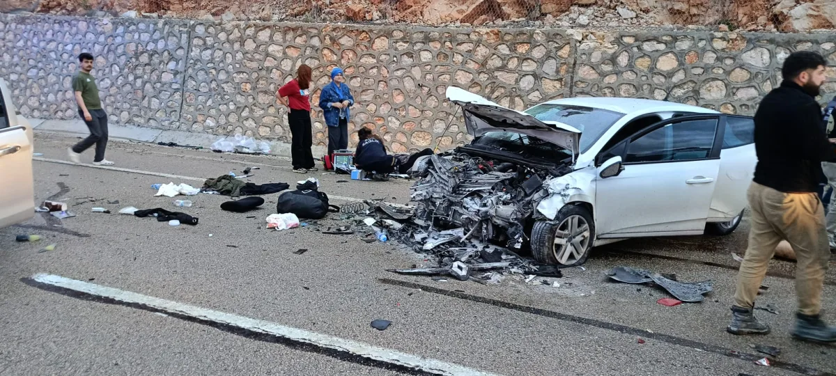 Develi Mevkiinde Korkutan Çarpışma: 9 Kişi Hastaneye Kaldırıldı.
