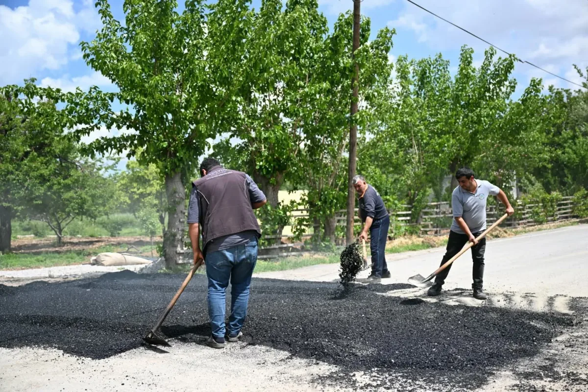 Yeşilyurt’ta Yol Mesaisi Sürüyor: Topsöğüt’e Konforlu Ulaşım.