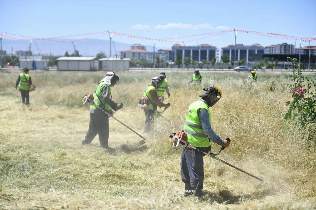 Yangın Tehlikesine Karşı Kapsamlı Mücadele: Yeşilyurt’ta Otlar Temizleniyor.