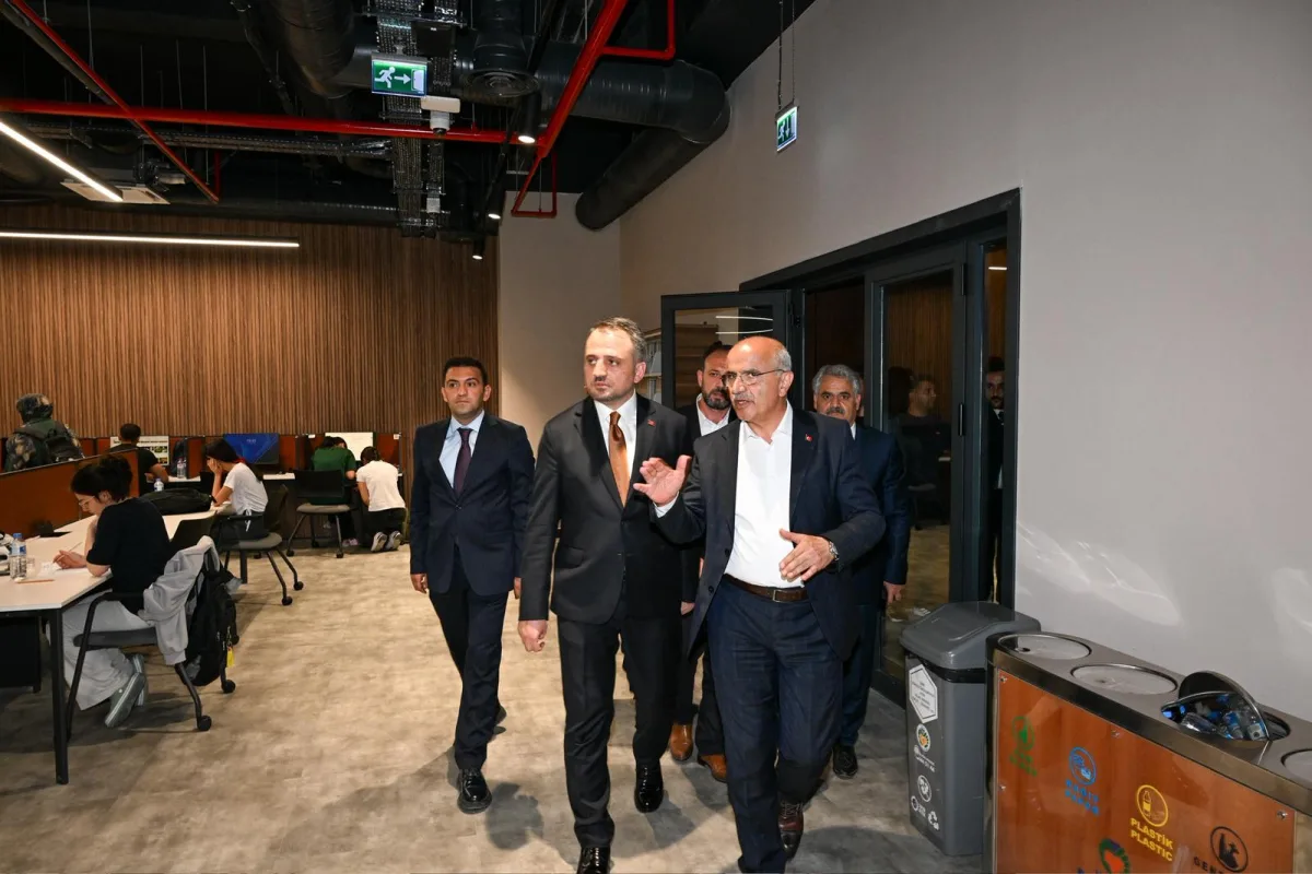 Şehir Kütüphanesi Bakan Yardımcısı Eminoğlu’ndan Övgü Aldı.