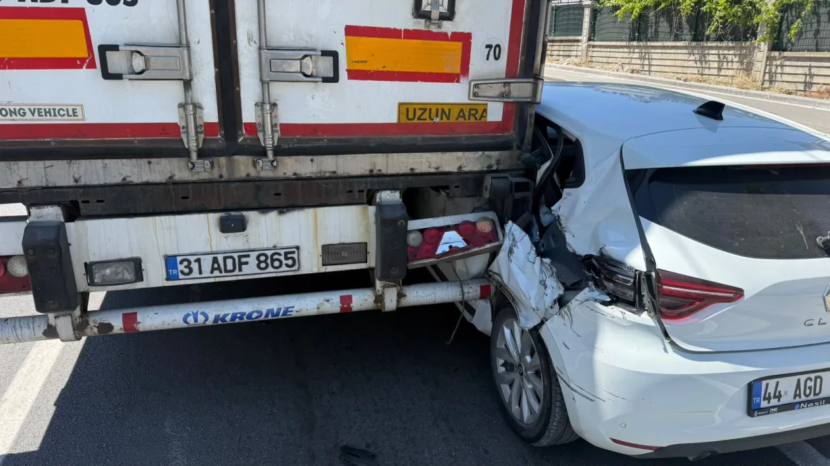 Elazığ Caddesi'nde Maddi Hasarlı Trafik Kazası.