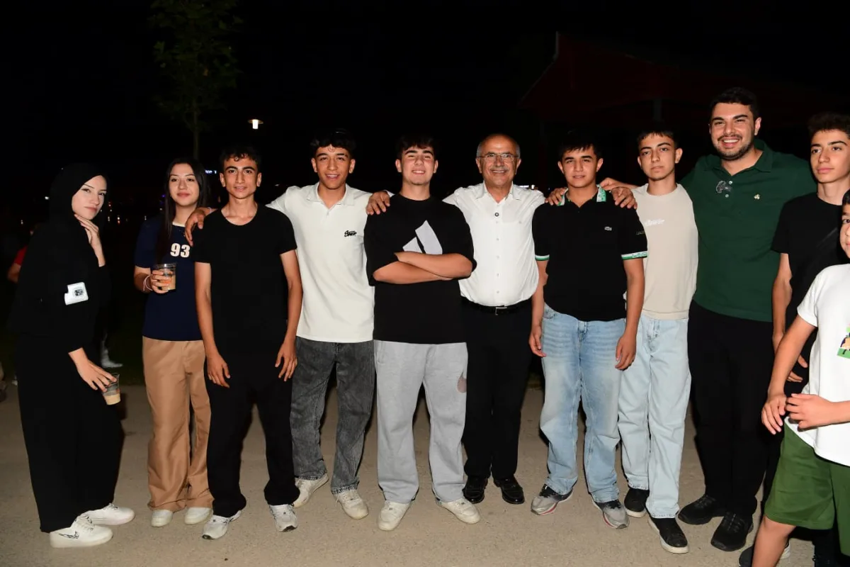 100. Yıl Kent Parkı'nda Samimi Buluşma: Başkan Er Aileler ve Gençlerle Bir Araya Geldi.