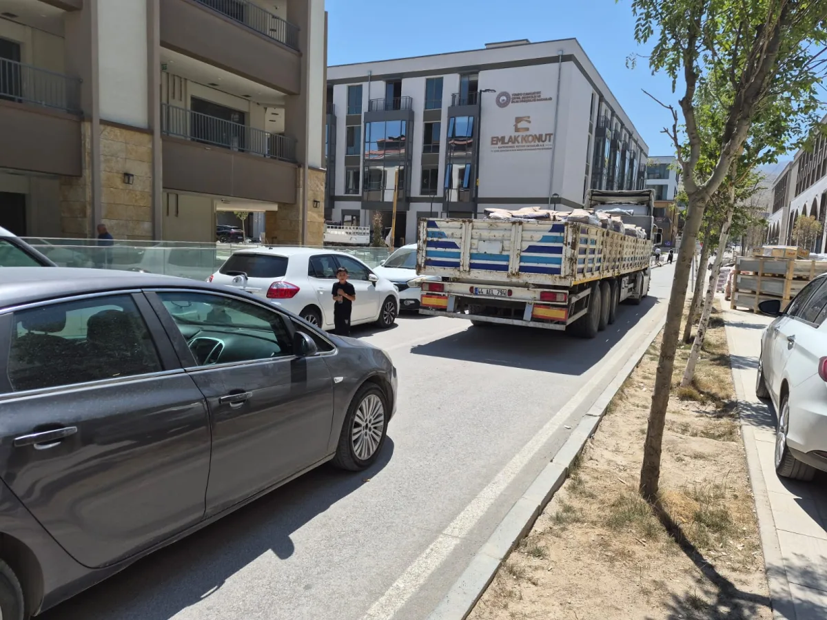 Emlak Konut TIR'ı Yolu Kapattı İddiası: Esnaf Tepkili, İş Yerlerine Ulaşım Aksadı.