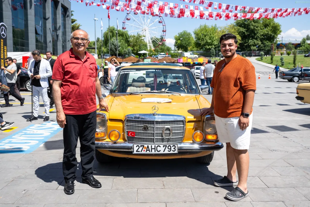 Kayısı Festivali’nde Zaman Yolculuğu: Klasik Mercedesler Göz Kamaştırdı!.