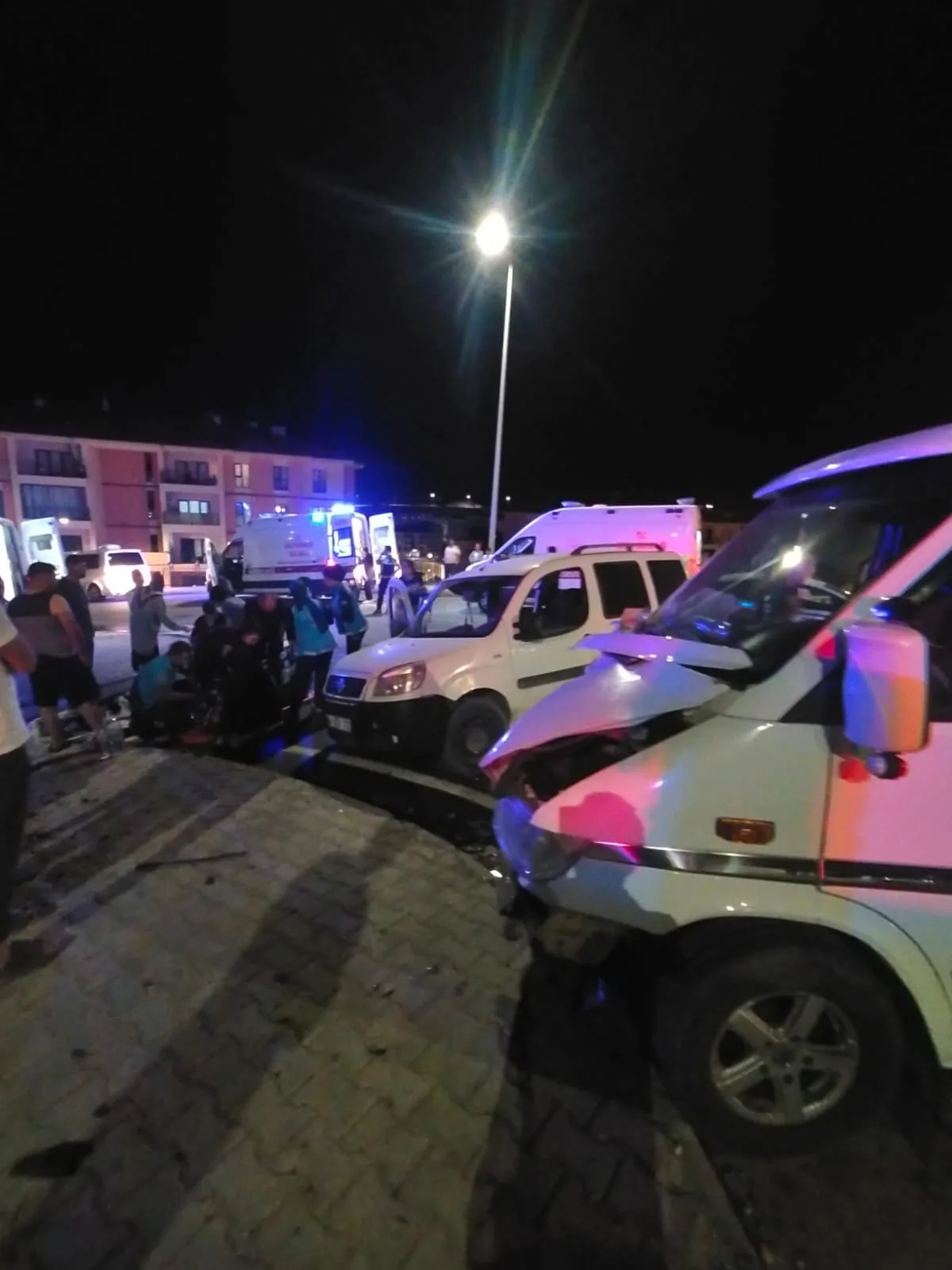 İkizce Mahallesi'nde Yaralanmalı Trafik Kazası: 9 Kişi Yaralandı.