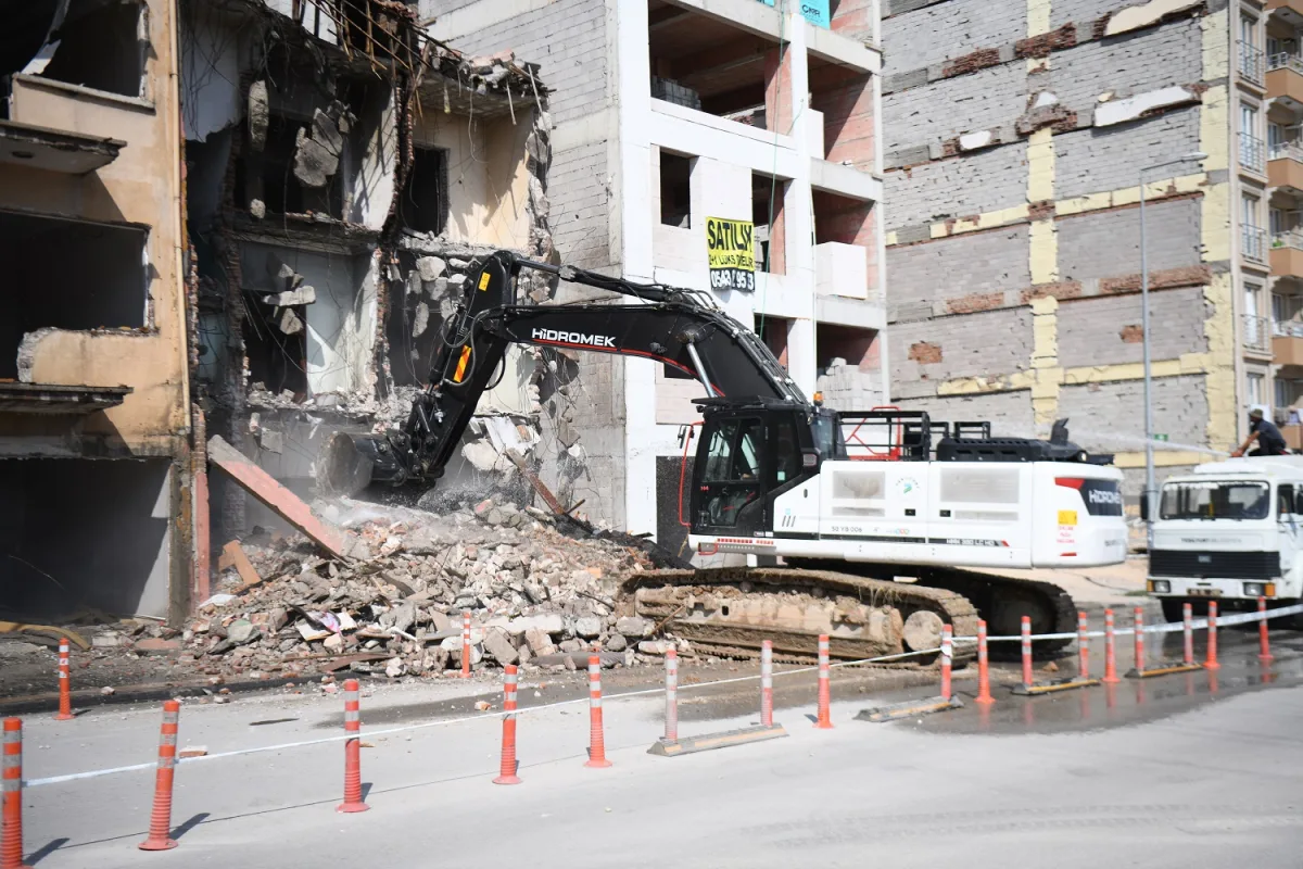 Yeşilyurt’ta Tehlike Saçan Yapılara Müdahale.