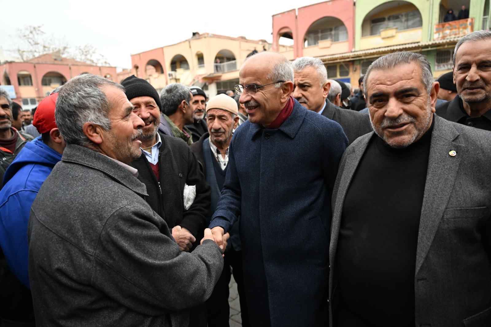 AK Parti Büyükşehir Adayı Sami Er’den Şire Pazarı ve Canlı Hayvan Pazarını Ziyaret Etti