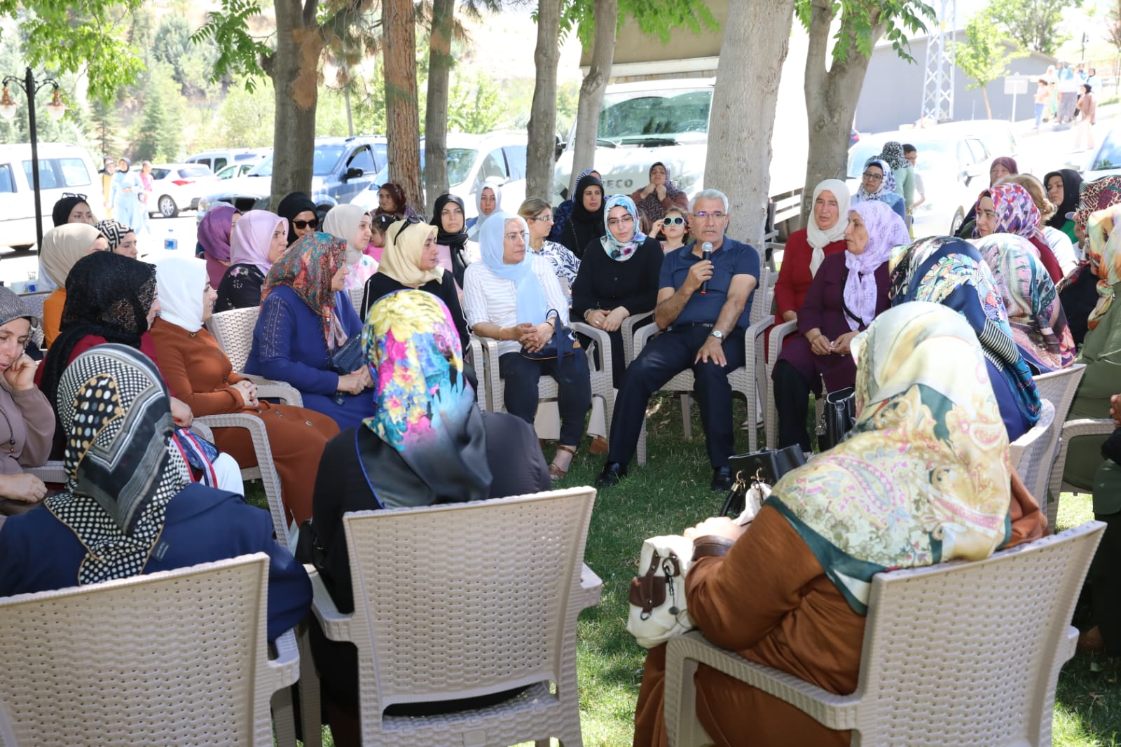 AK PARTİ’NİN BAŞARISI İÇİN FEDAKÂRCA ÇALIŞAN KADINLAR BATTALGAZİ’DEKİ YATIRIM ALANLARINI GEZDİ