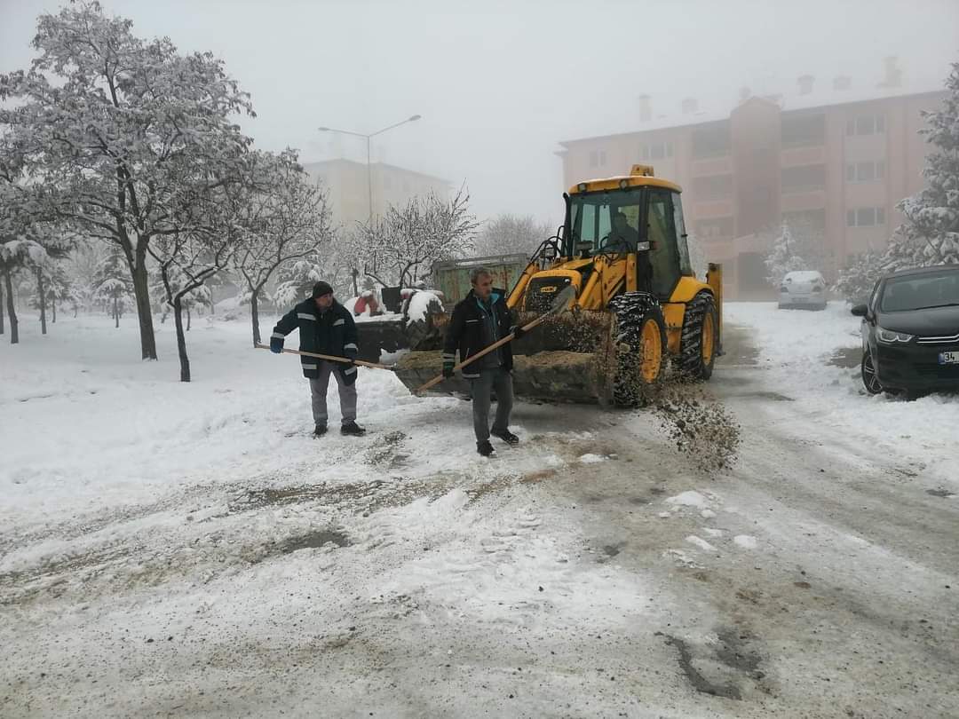 Akçadağ Belediye Başkanı Ali Kazgan Kar Temizleme Ekipimiz Çalışmalarımıza Devam Ediyoruz.