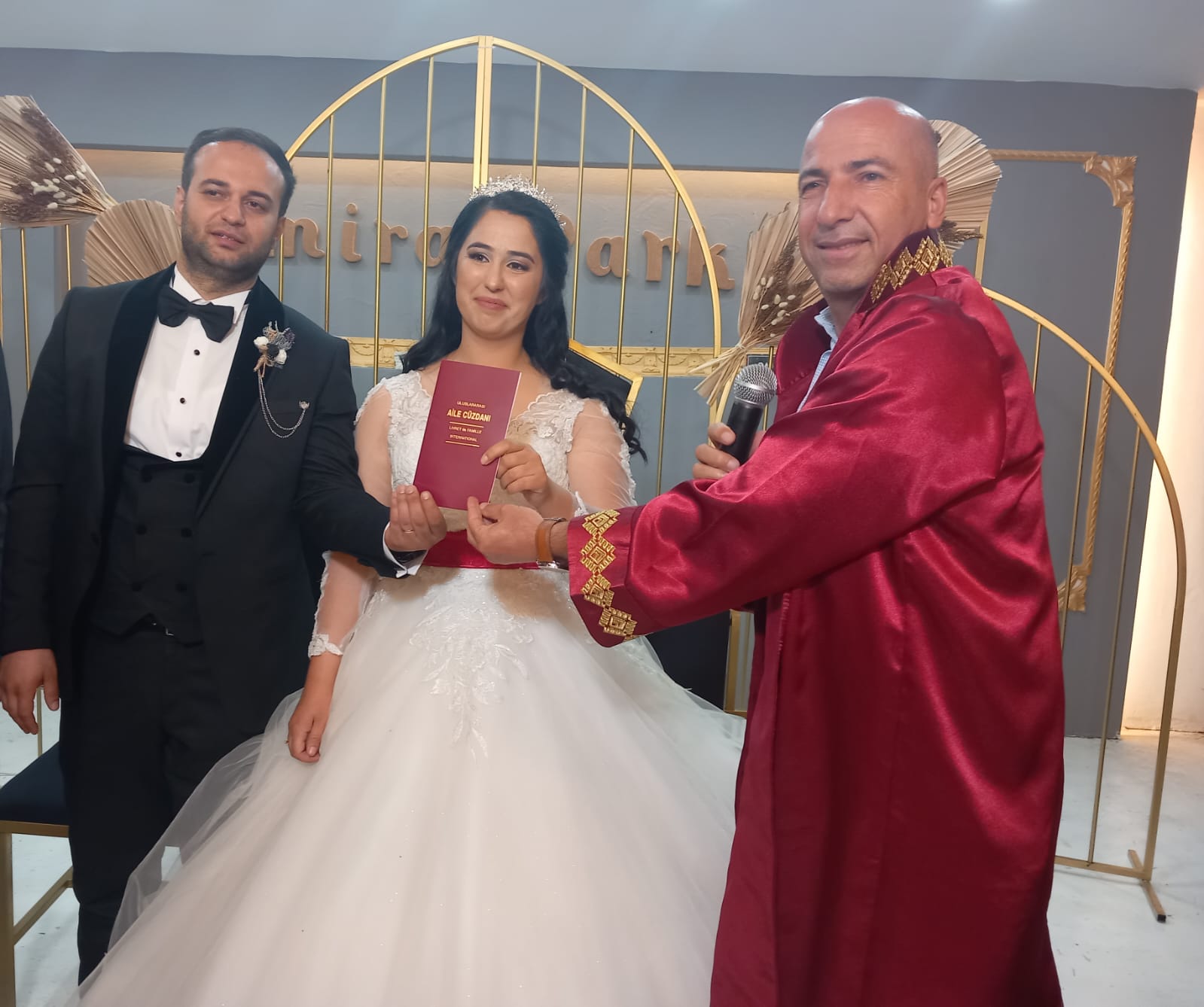 Akçadağ Belediye Başkan yardımcısı Eyüp Işık Turhan ve Menekşe Ailesi'nin Nikahını Kıydı.