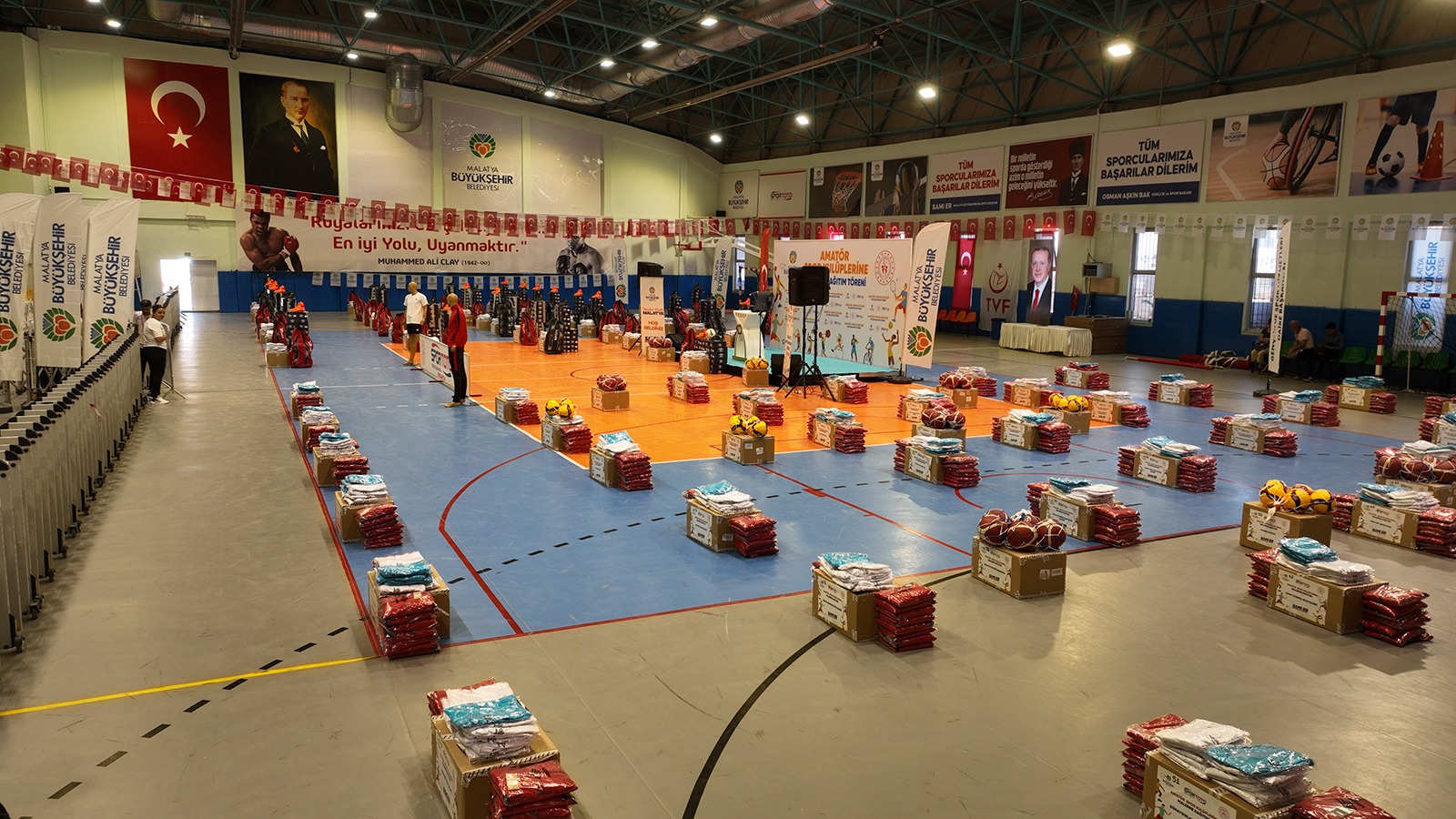 Amatör Spor Kulüplerine 10 Milyon TL Değerinde Spor Malzemesi Desteği