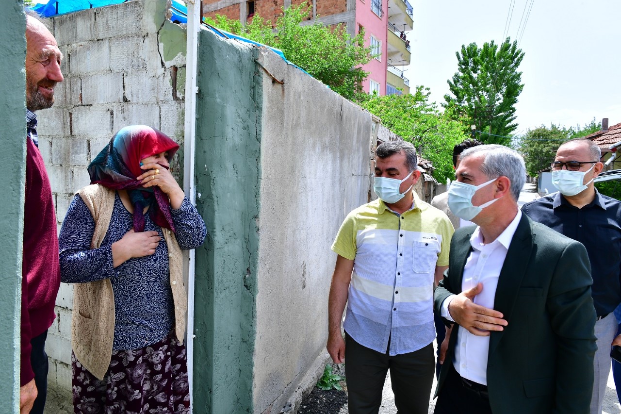Başkan Çınar ‘ Çat-Kapı’ Ziyaretleriyle Vatandaşların Evine Misafir Oluyor, Taleplerini Dinliyor