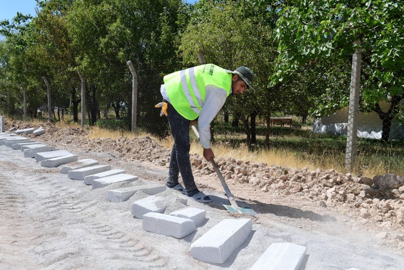 BAŞKAN ÇINAR FATİH MAHALLESİNDEKİ YOL YENİLEME VE KİLİT TAŞI ÇALIŞMALARINI İNCELEDİ