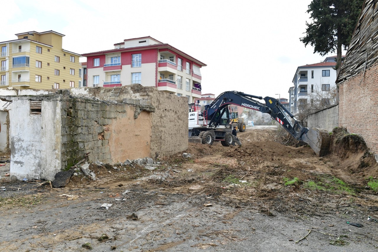 Başkan Çınar, İlyas Mahallesindeki Metruk Evin Yıkımı Ve Yol Açma Çalışmalarını İnceledi