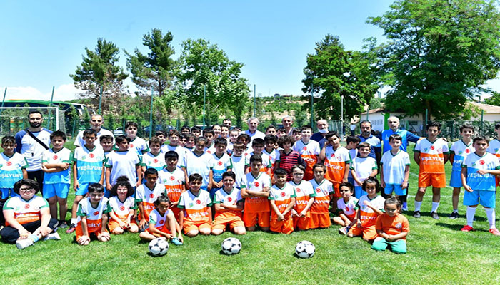 Başkan Çınar, Yeşilyurt Belediyespor Futbol Okulunu Ziyaret Etti