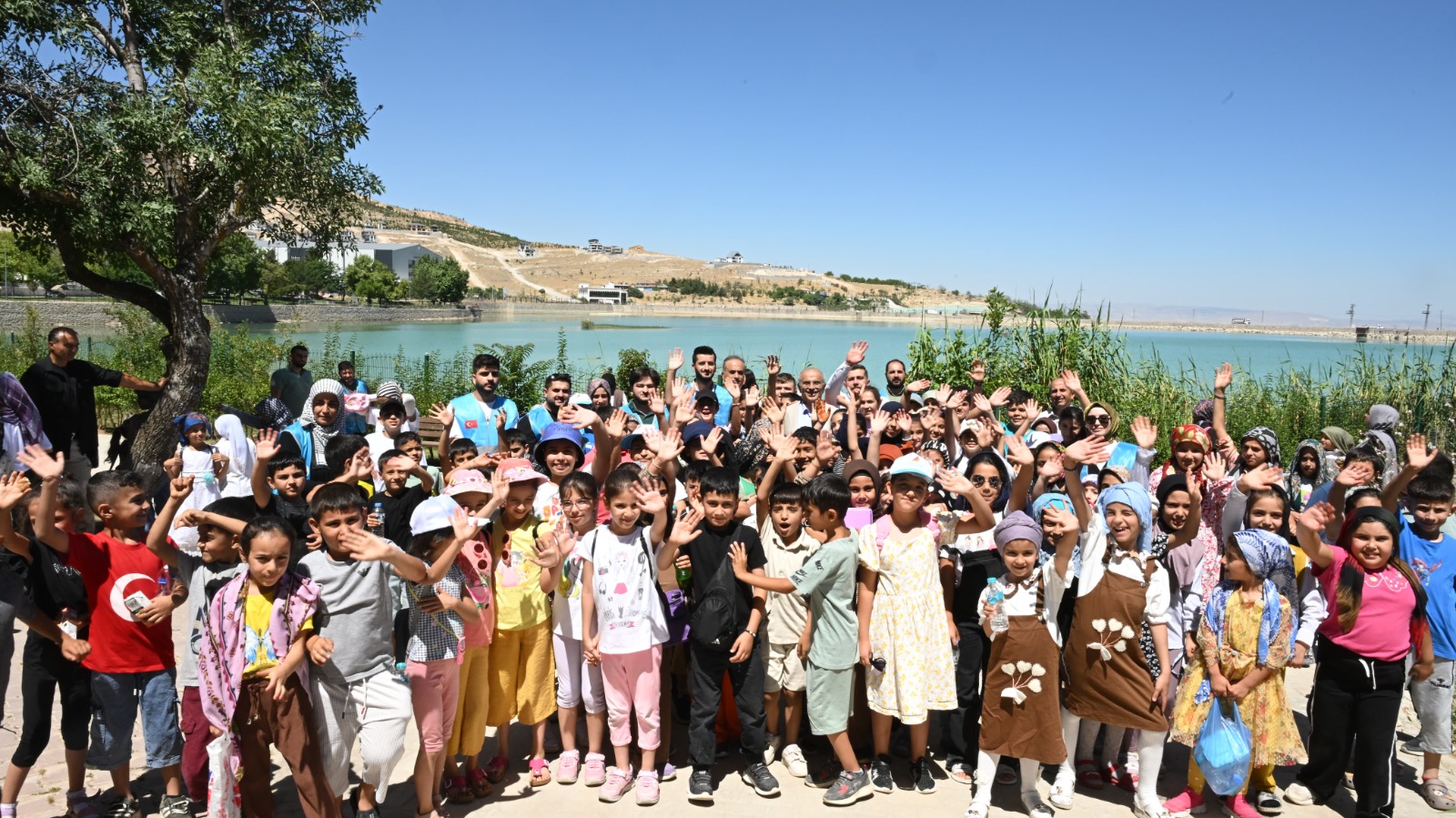 BAŞKAN ER, HAYVANAT BAHÇESİNDE ÖĞRENCİLERLE BİR ARAYA GELDİ