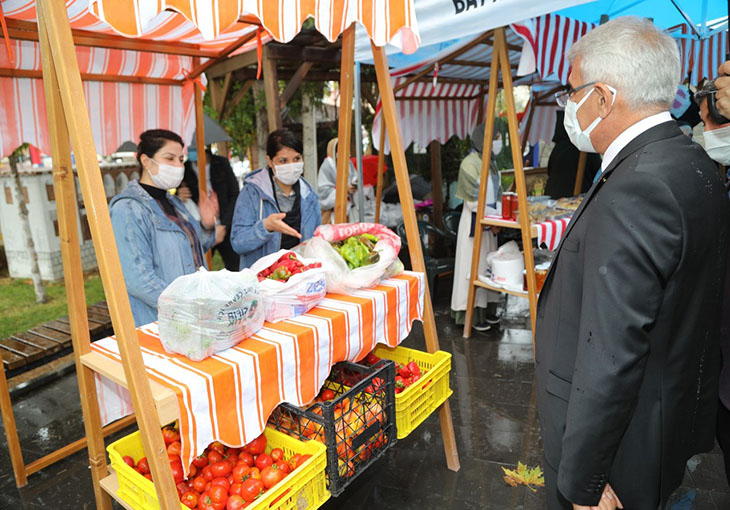 Başkan Güder, Hanımeli Pazarı’nı Gezerek Alışveriş Yaptı