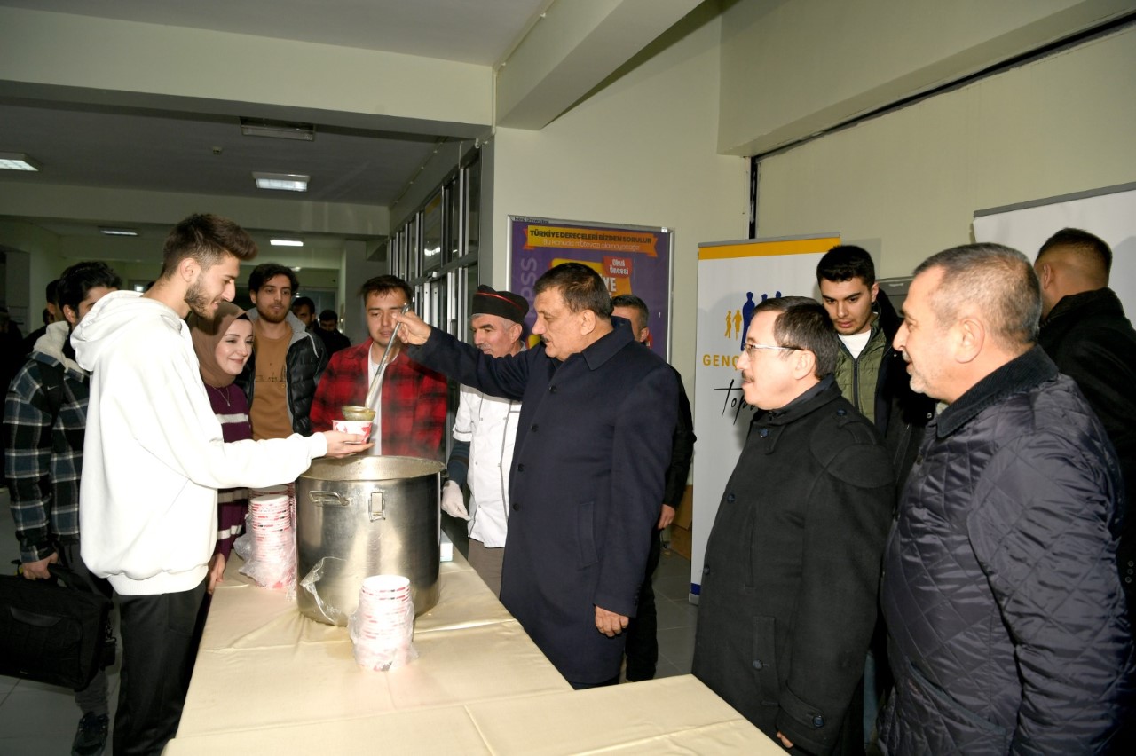 Başkan Gürkan İnönü Üniversitesinde ders çalışan öğrencilerle bir araya geldi