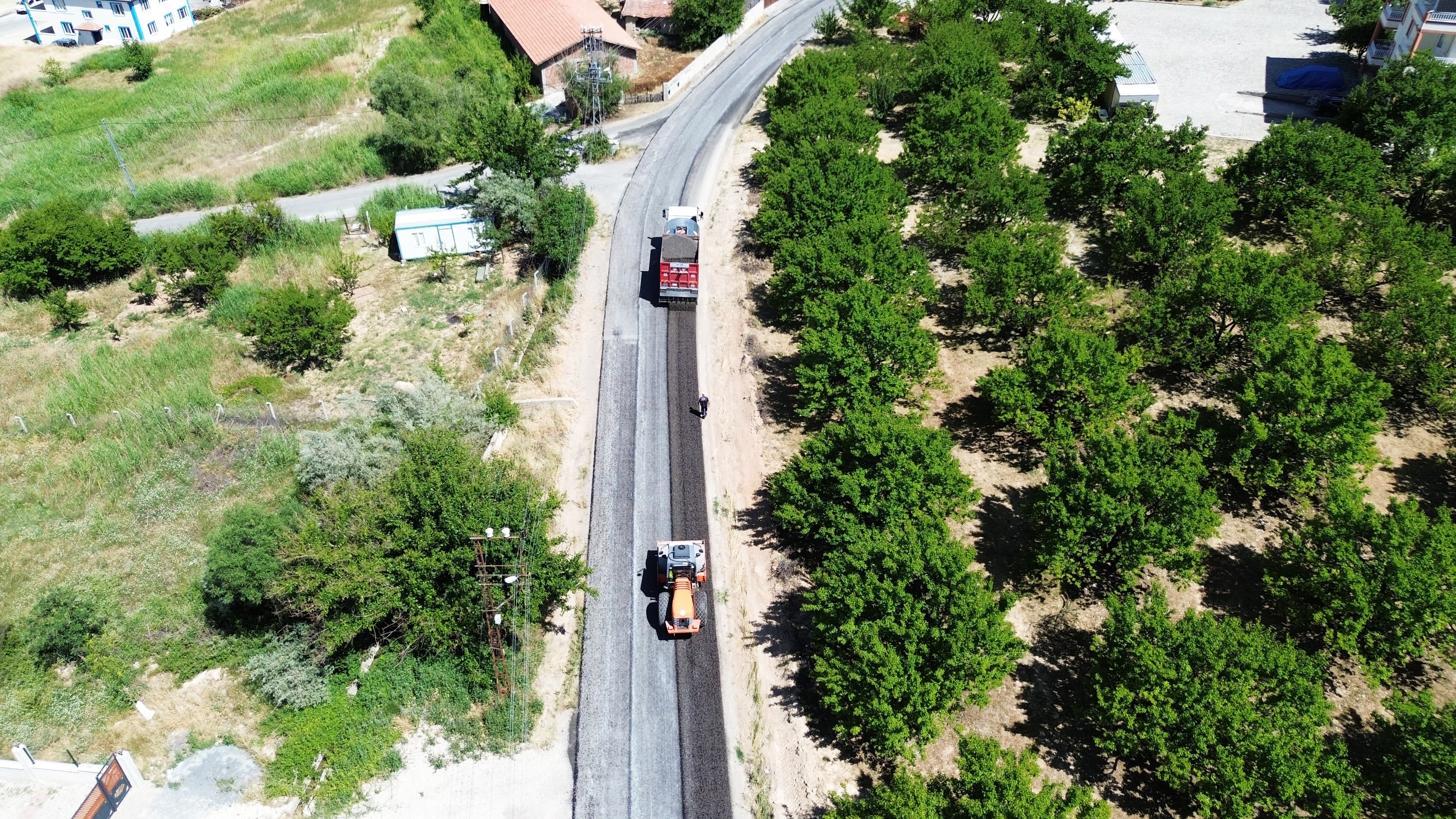 BATTALGAZİ’DE ASFALT SEFERBERLİĞİ SÜRÜYOR