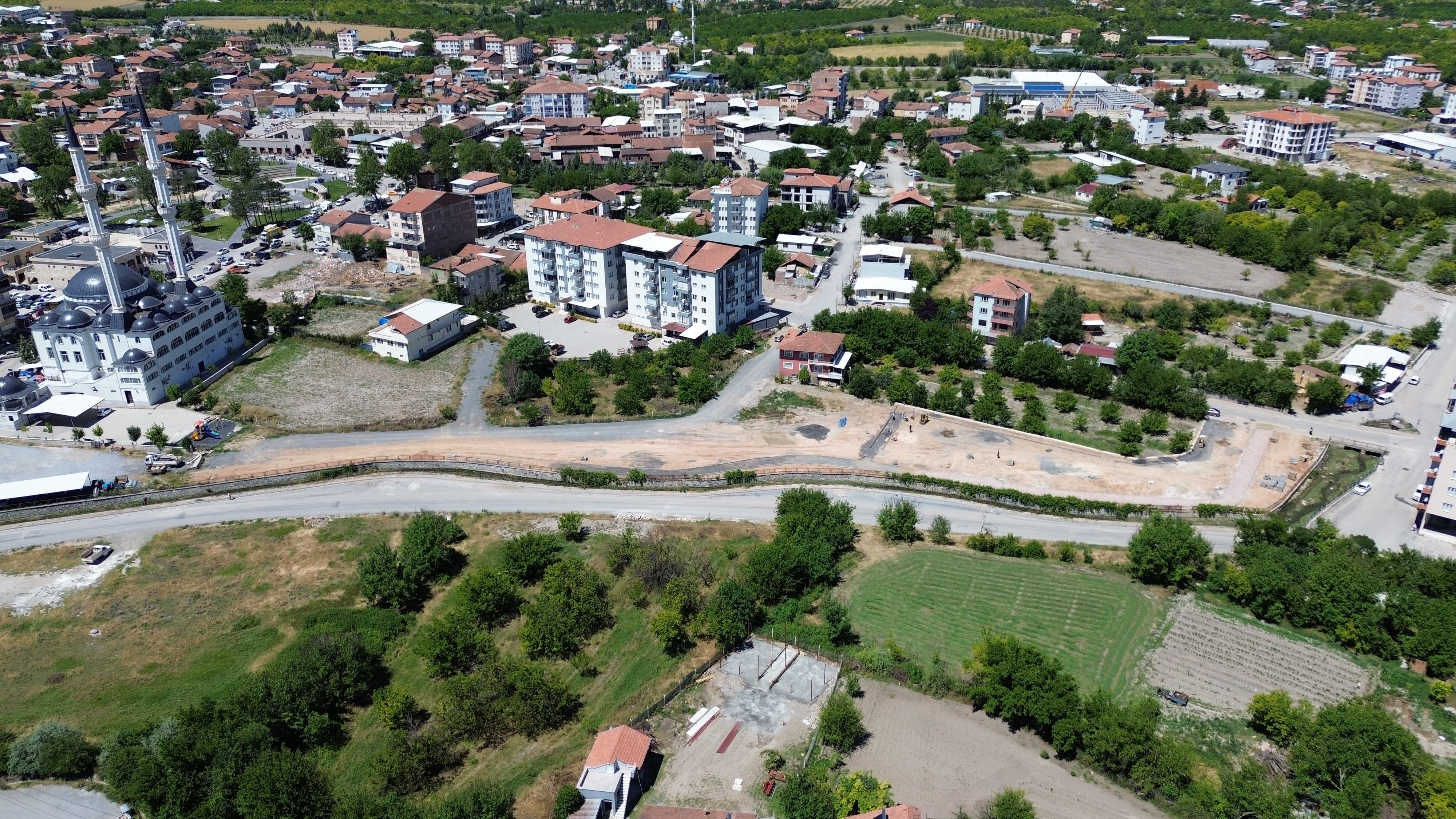 BATTALGAZİ’DE YEŞİL DÖNÜŞÜM: ALACAKAPI MAHALLESİ’NE YENİ PARK