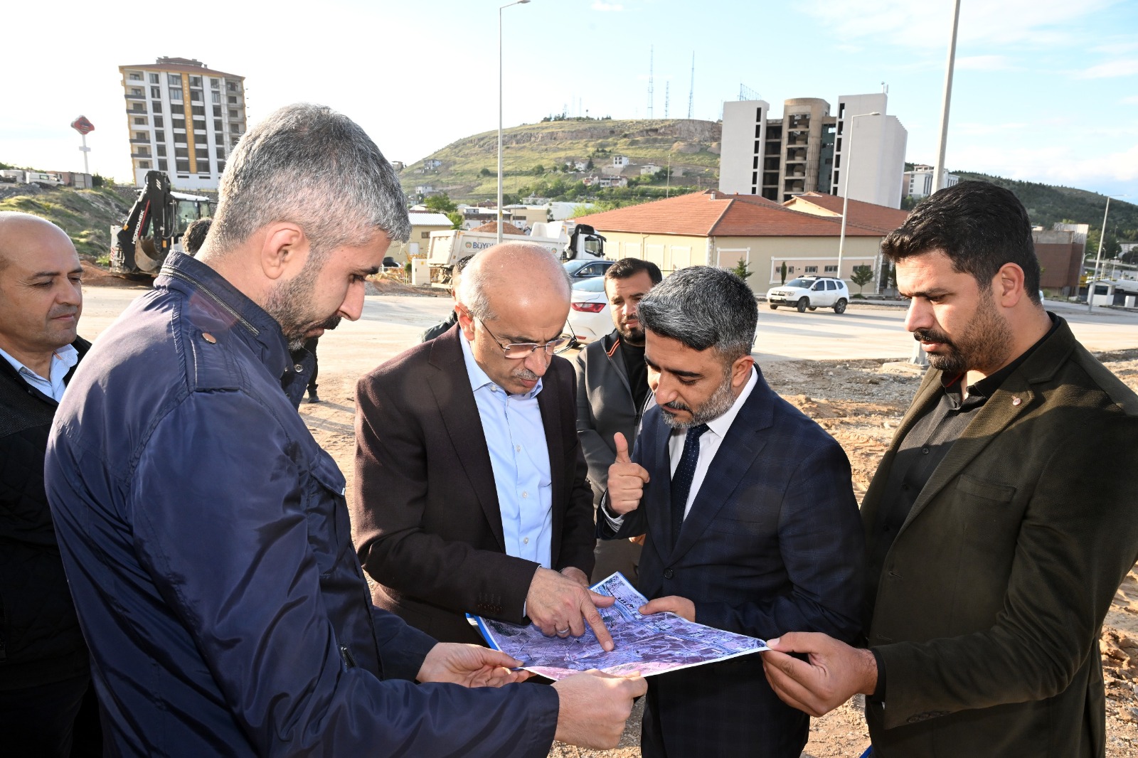 Büyükşehir Belediye Başkanı Sami Er Yol Çalışmalarını Yerinde İnceledi.