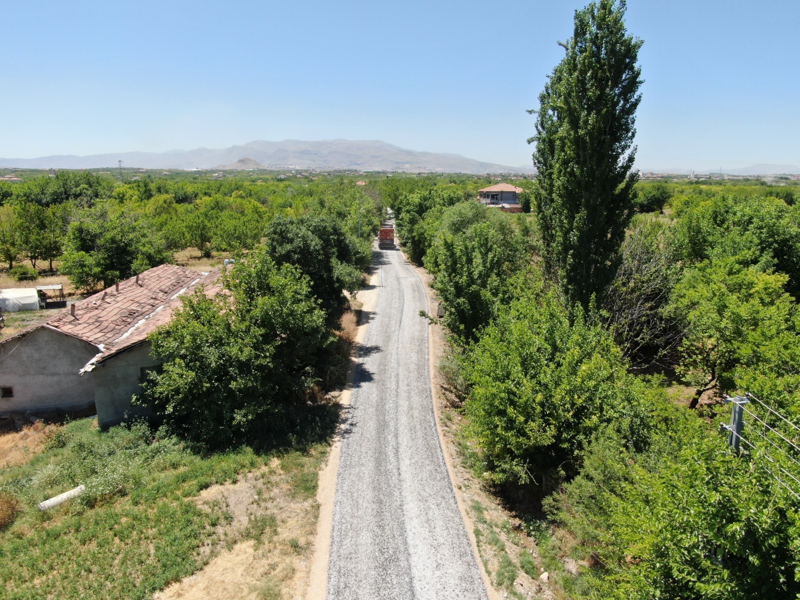 BÜYÜKŞEHİR BELEDİYESİ BAHÇELİEVLER MAHALLESİ’NİN YOL SORUNUNU ÇÖZDÜ