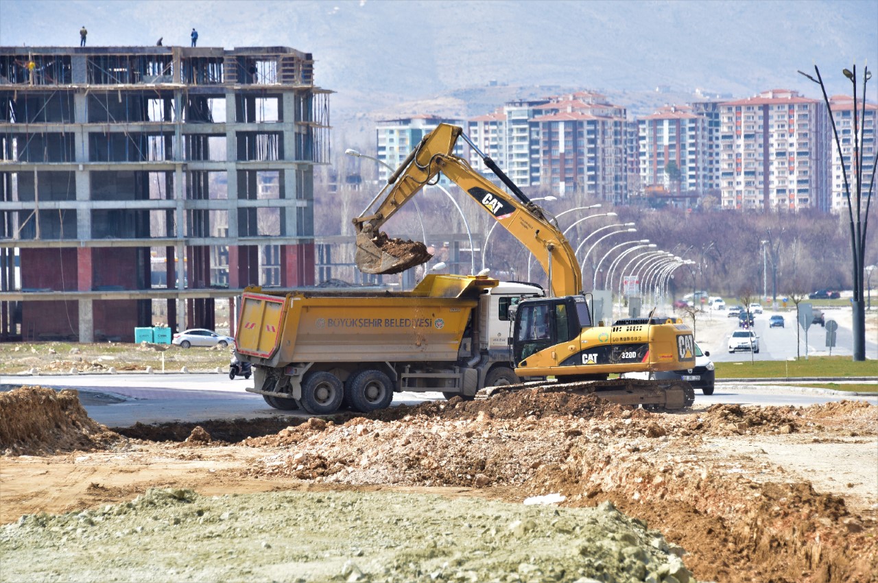 Büyükşehir Belediyesi Mıhlıdut Caddesindeki Çalışmalarını Sürdürüyor