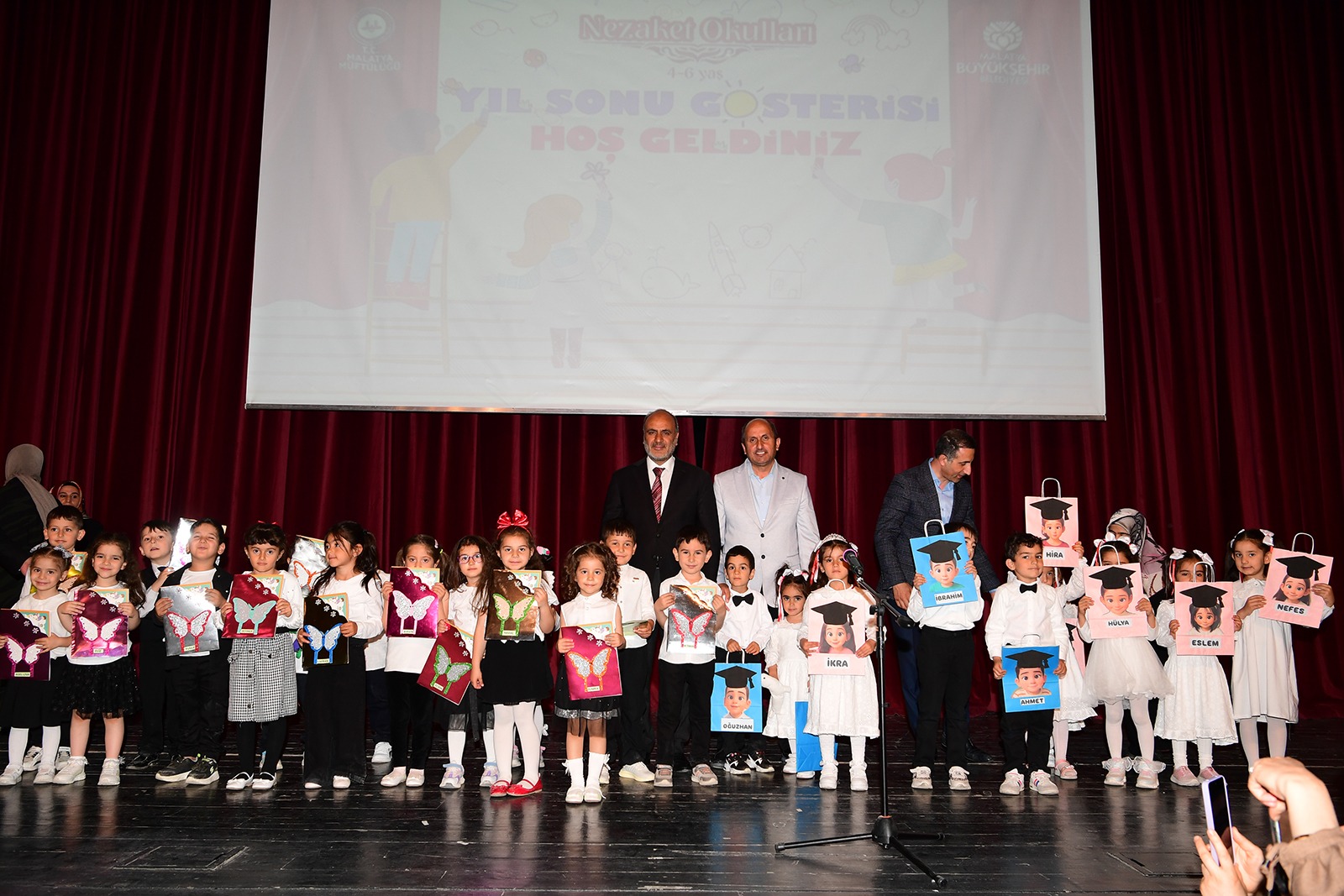 BÜYÜKŞEHİR BELEDİYESİ NEZAKET OKULLARI TARAFINDAN YILSONU ETKİNLİĞİ DÜZENLENDİ