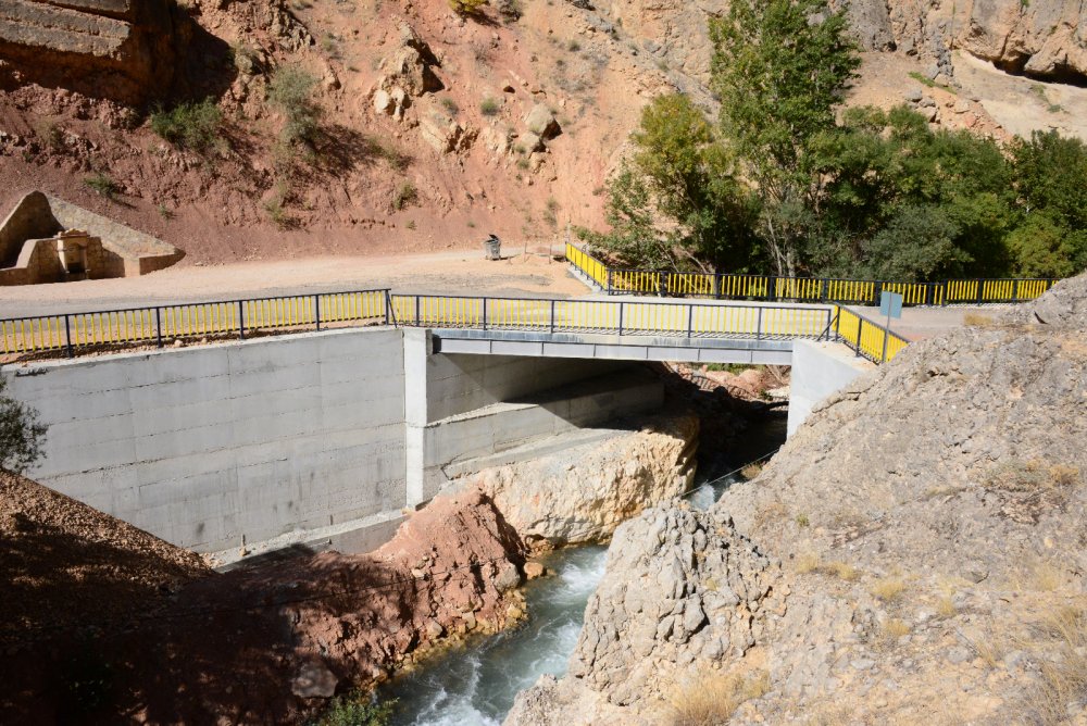 BÜYÜKŞEHİR BELEDİYESİ YOL GÜVENLİĞİNİ ARTIRMAK İÇİN KÖPRÜ, MENFEZ VE TAŞ DUVAR İNŞA EDİYOR