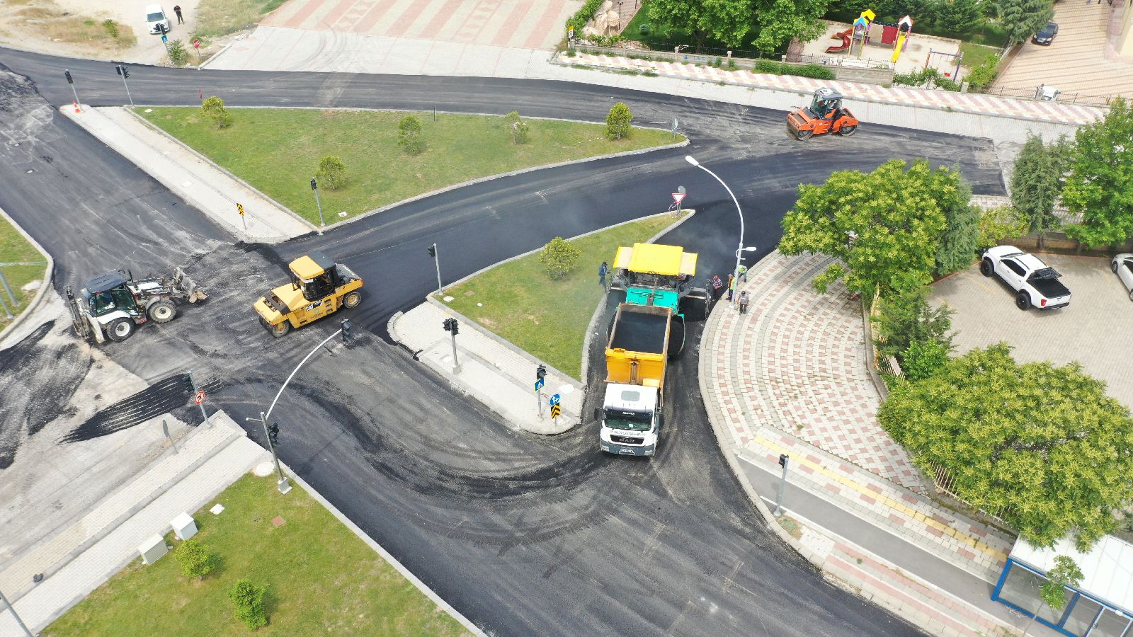 Büyükşehir Belediyesi yol ve asfalt çalışmaları devam ediyor