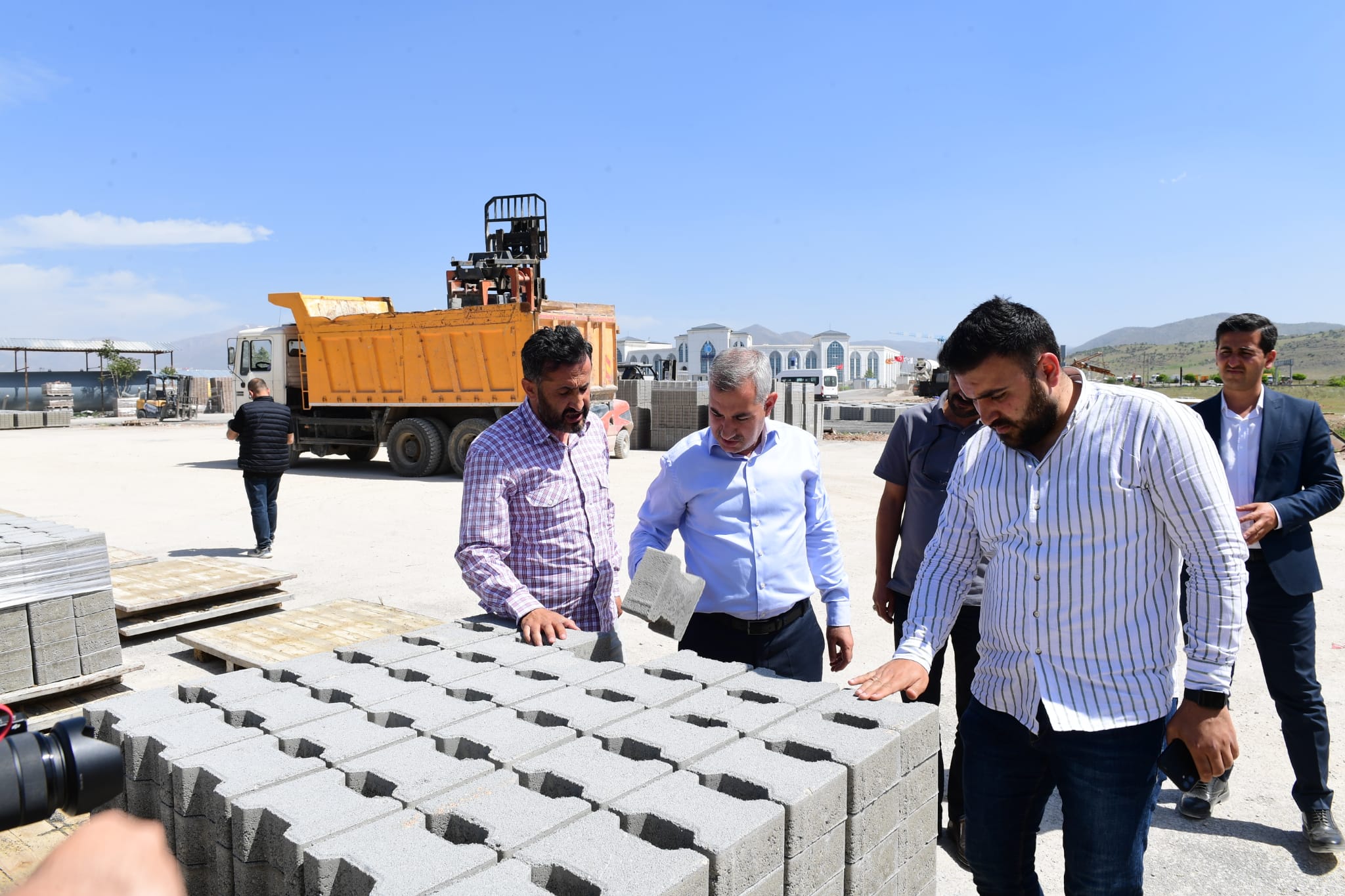 DEPREMDE HASAR GÖREN YOLLAR BAŞTAN AŞAĞIYA YENİLENİYOR