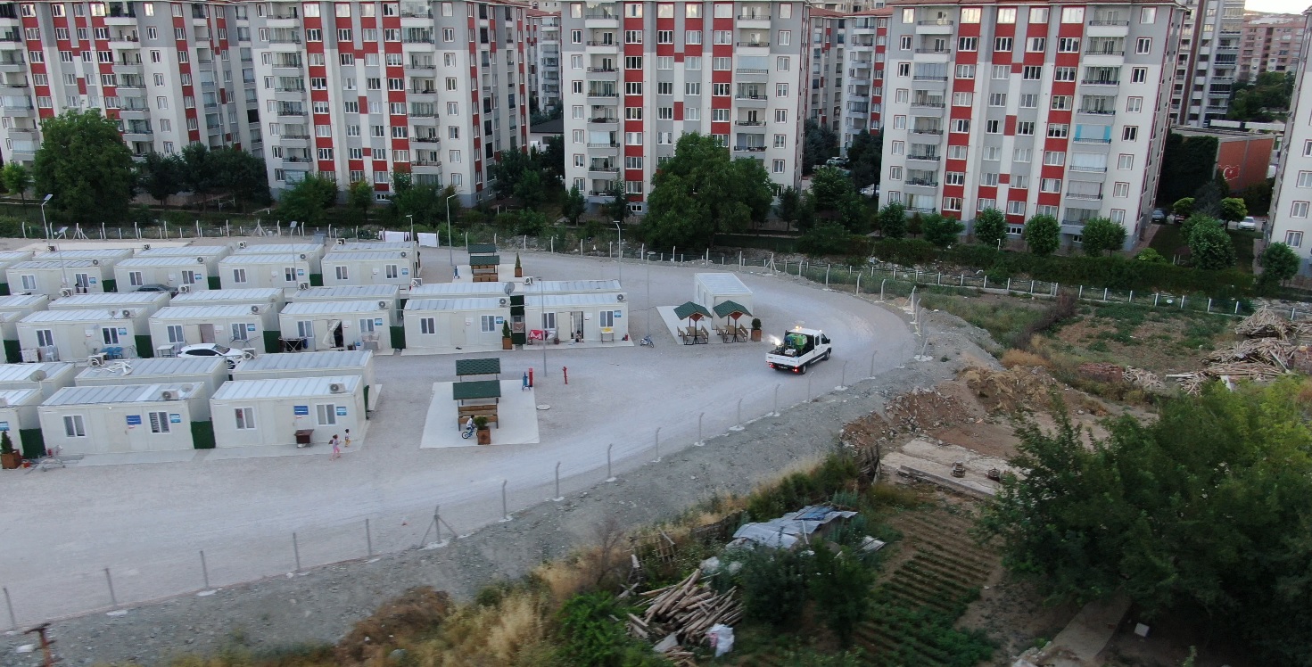 DEPREMZEDELERİN KALDIĞI KONTEYNER KENTLER DÜZENLİ OLARAK İLAÇLANIYOR