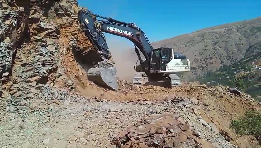 DOĞANYOL GEVHERUŞAĞI MAHALLESİ’NİN YOL ÇİLESİ SONA ERİYOR