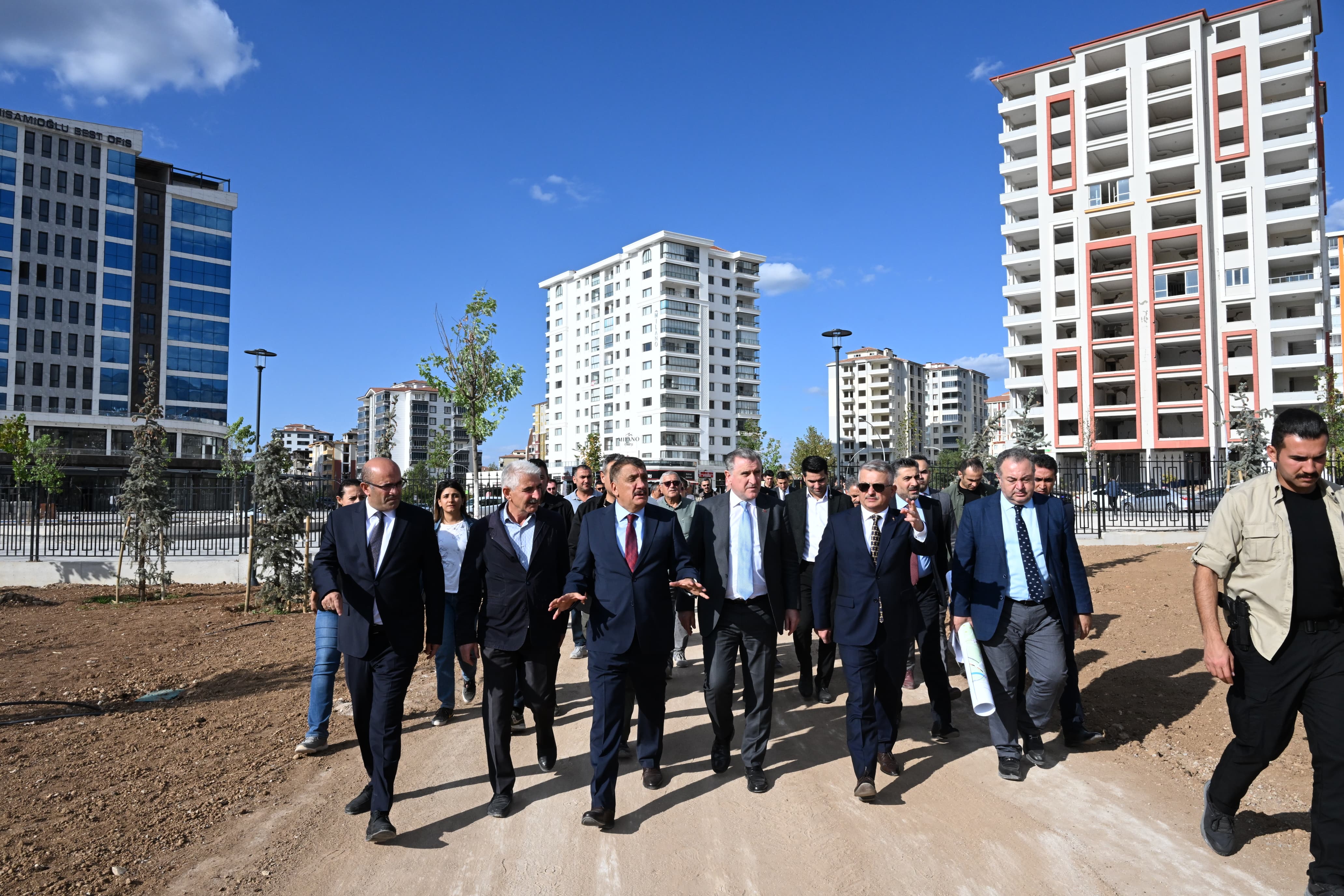 Gençlik ve Spor Bakanı Osman Aşkın Bak, 100. Yıl Parkı’nı gezdi