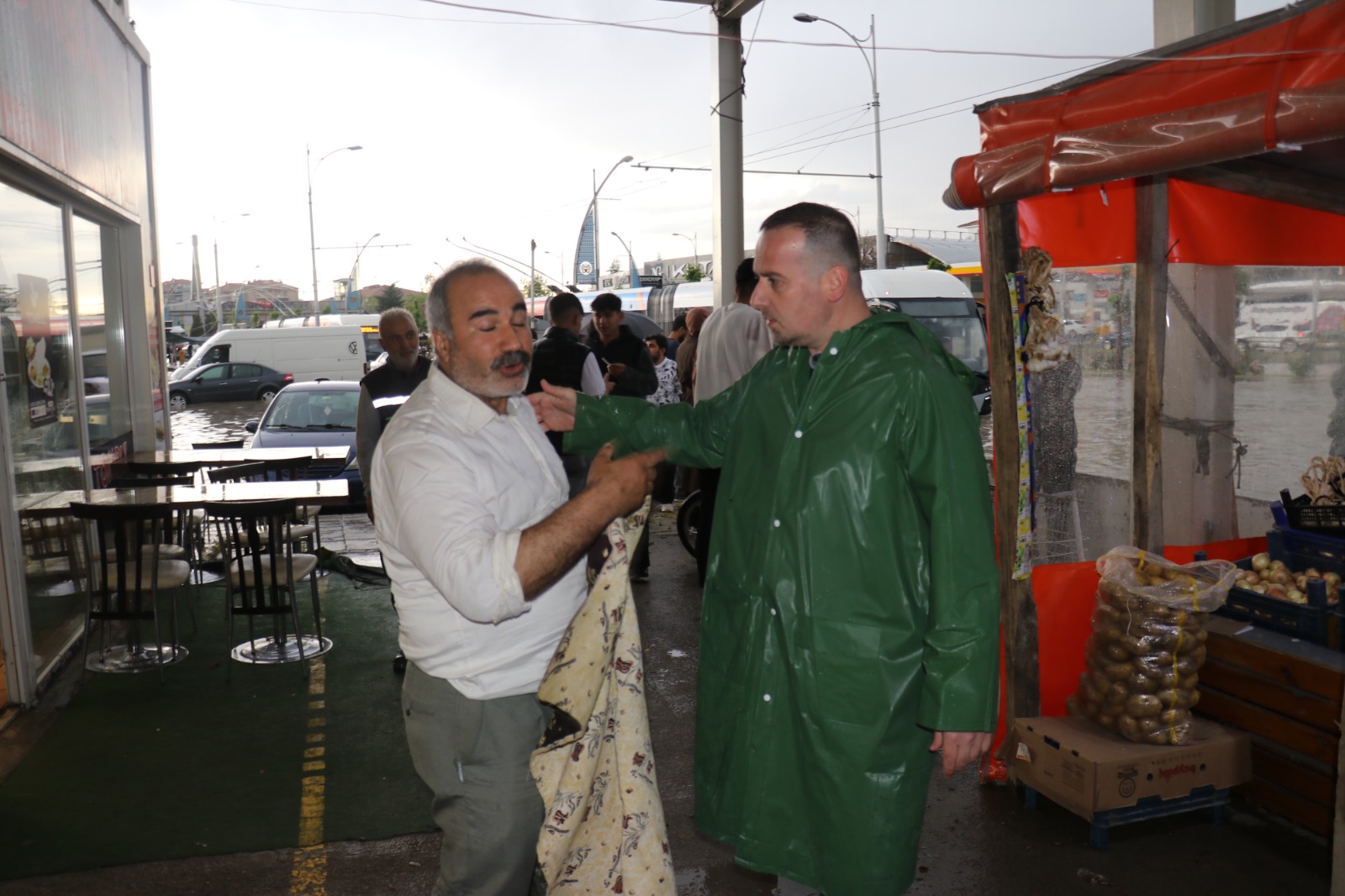 MAGİNDER Başkanı Salih Karademir Yine Sahadaydı Selde Vatandaşa Yardıma Koştu.